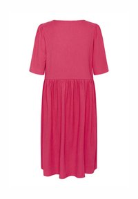 Robe rose avec un décolleté rond, des manches courtes bouffantes et une jupe froncée. Fabriquée en tissu léger avec une finition texturée.