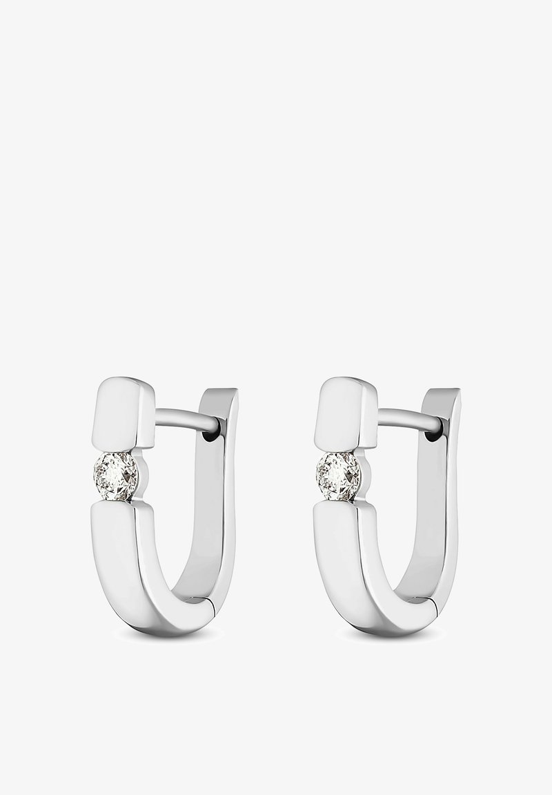 Silberne Creolen haben eine rechteckige Oberseite und einen runden Kristallakzent in der Mitte, was die polierte, glatte Oberfläche hervorhebt.