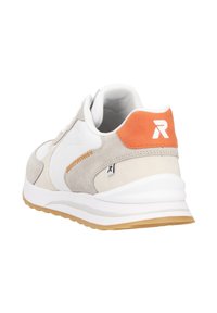 Sneaker mit einem Obermaterial aus weißem Leder und beigem Wildleder, orangefarbenem Akzent an der Ferse, grauer Außensohle und kontrastierenden Nähten.
