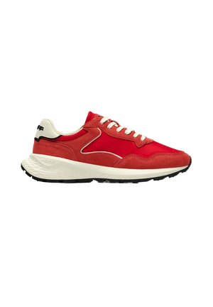 Baskets de sport rouges avec lacets blancs, semelle blanche rembourrée, semelle extérieure noire et languette de talon beige avec détail de marque noir.