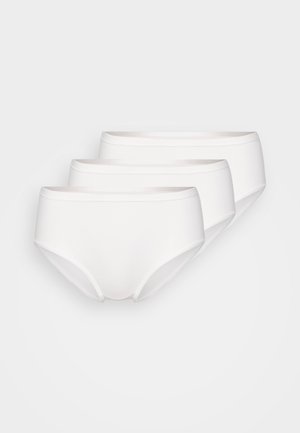 Trois paires de slips en coton blanc avec une texture lisse, un design taille moyenne et une ceinture élastique. Aucuns motifs ni accents présents.