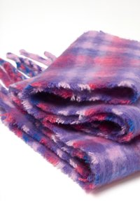 Sciarpa a quadri viola e rosa, realizzata in un materiale morbido, presenta bordi frangiati e una superficie testurizzata con una miscela di colori vivaci.