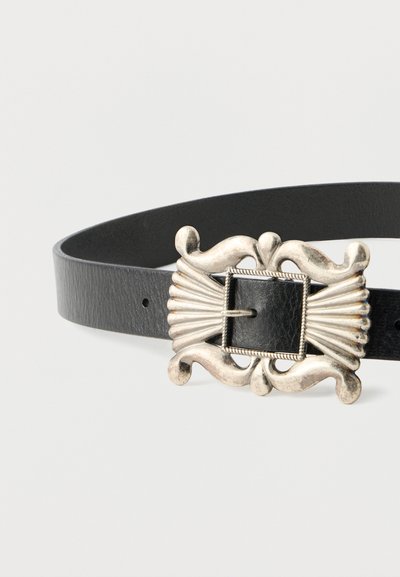 Μαύρη δερμάτινη ζώνη με διακοσμητική αγκράφα από ασημί μέταλλο, με κυματιστό σχέδιο και τετράγωνο κέντρο για την προσαρμογή της αγκράφας.