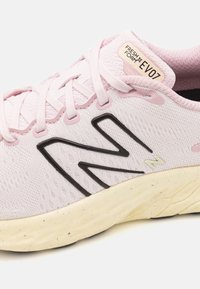 New Balance FRESH FOAM X EVOZ V3 - Tenisice za cestovno trčanje - pink