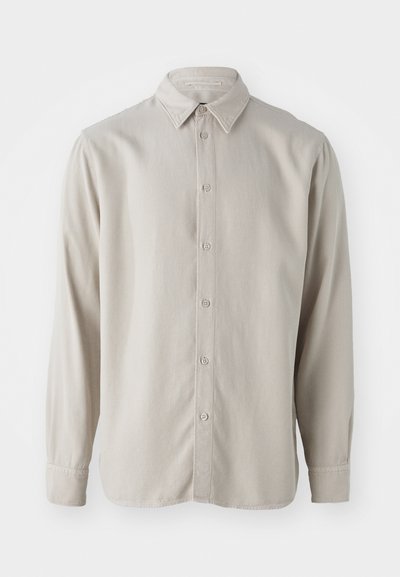 Beige pikkade varrukatega särk, mis on valmistatud pehmest kangast, kaetud nupuvajutusega esiosa, klassikaline krae ja ümarate servadega mansetid.