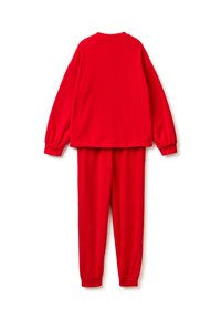 Conjunto de sudadera roja y pantalones a juego, hechos de material suave. Cuenta con mangas largas, ajuste holgado y puños y cintura elásticos.