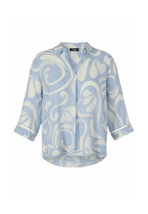 Lichtblauwe blouse met wit abstract krulpatroon, V-hals, driekwart mouwen en paillettenrand aan de manchetten.