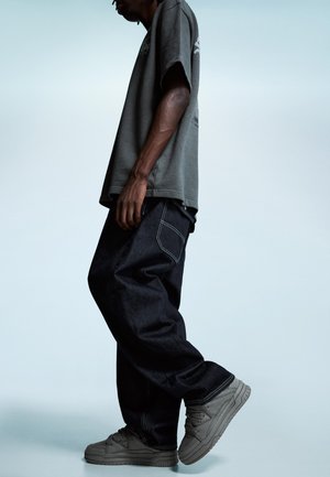 Bershka CHUNKY - Gördeszkacipők - dark grey