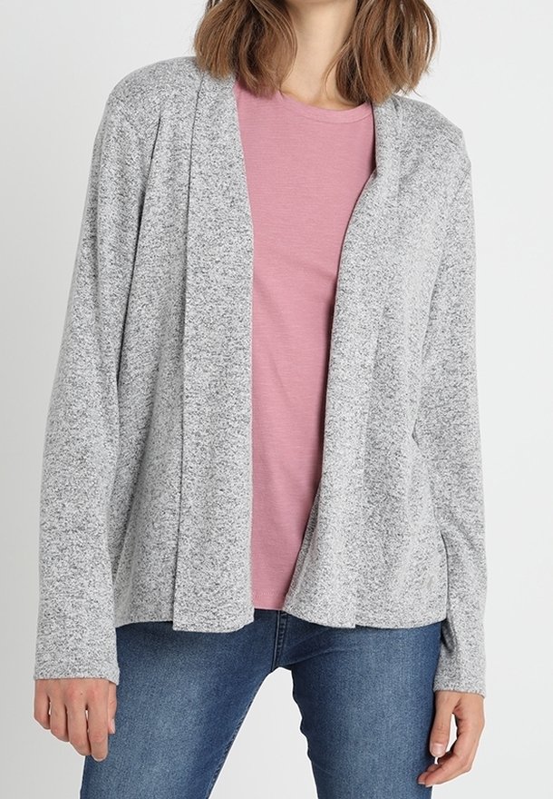 Cardigan grigio in maglia con apertura frontale, maniche lunghe e una texture sottile, indossato sopra una camicia rosa chiaro, abbinato a jeans in denim blu.