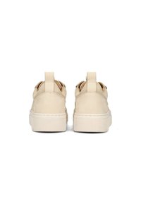 Zapatillas de ante beige con un acabado texturizado, que presentan un diseño de caña alta, puntera redondeada y una gruesa suela de goma blanca.