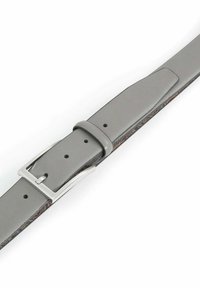 Grau Leder Gürtel mit silberner Metallschnalle, verfügt über eine glatte Oberfläche und gemusterte Akzente auf der Innenseite. Mehrere Einstelllöcher.