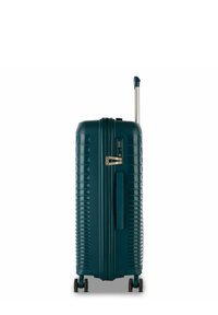 Valigia rigida color teal con superficie texurizzata, manico retrattile, lucchetto a combinazione e quattro ruote per la mobilità.