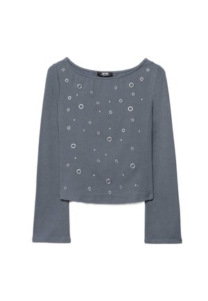 Sivý dlhý rukáv crop top so striebornými kovovými očkami rôznych veľkostí roztrúsenými na prednej strane.