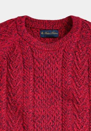 Rode kabelgebreide trui met ronde hals, gestructureerd breipatroon en Brooks Brothers-label aan de binnenkant van de kraag.