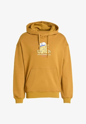 Sudadera color mostaza hecha de una mezcla de algodón, cuenta con un bolsillo frontal tipo canguro y una ilustración de un leopardo de dibujos animados con gorra en el pecho.