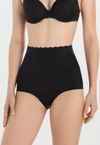 Høyt liv svarte shaping truser med en bølget midjebånd, sømløs tekstur og et glatt design for ekstra komfort og støtte.