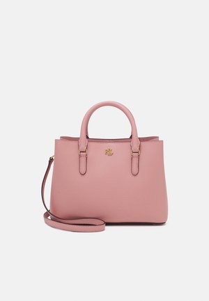 Lyserød syntetisk håndtaske med en struktureret form, dobbelte håndtag, aftagelig skulderrem og guldlogo på fronten.
