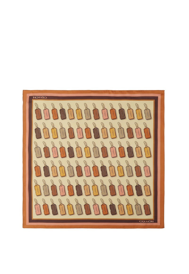 Pañuelo de seda en forma de cuadrado con filas de etiquetas de equipaje de colores en tonos marrón, rosa y amarillo, bordeado en naranja con marca impresa.