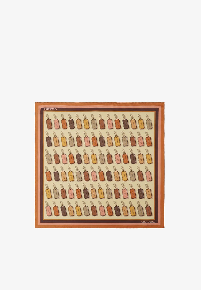 Pañuelo de seda en forma de cuadrado con filas de etiquetas de equipaje de colores en tonos marrón, rosa y amarillo, bordeado en naranja con marca impresa.