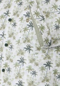 Linnen shirt met een witte achtergrond en groene en blauwe palmbomenpatronen. Het heeft zwarte knopen en een borstzak.