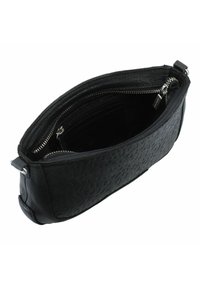 Borsa a mano in pelle nera con un motivo stampato, chiusura con zip e tasche interne. Presenta una texture liscia e cuciture robuste.