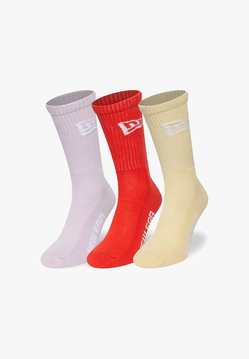Três pares de meias de cano crew com nervuras nas cores lilás claro, vermelho e bege, cada uma com um logotipo branco perto do topo e marcação ao longo do lado do pé.