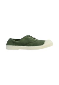 Sneakers in tela verde con suola in gomma bianca, punta rotonda e design con lacci. Presentano dettagli di cucitura e battistrada testurizzato.