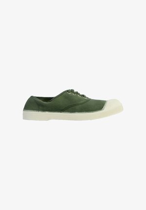 Grüne Segeltuch-Sneaker mit weißer Gummisohle, runder Zehe und Schnürdesign. Enthält Akzente aus Nähten und eine strukturierte Laufsohle.