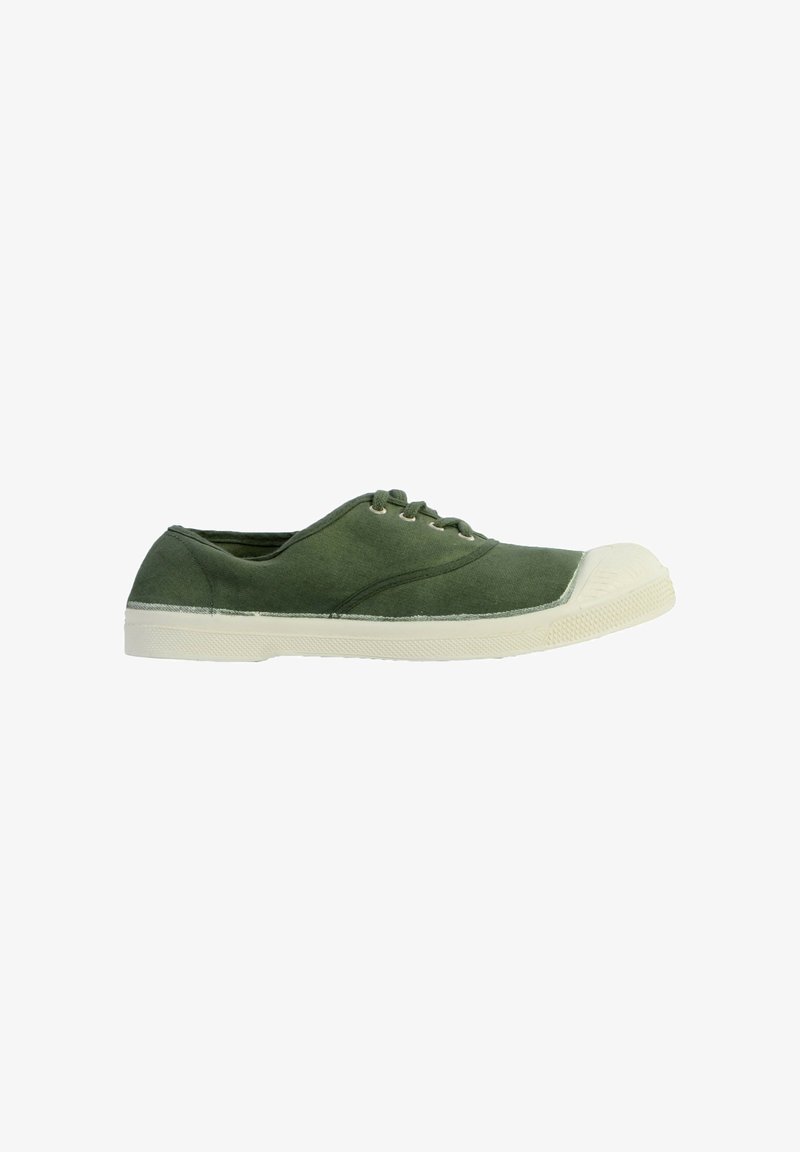 Sneakers in tela verde con suola in gomma bianca, punta rotonda e design con lacci. Presentano dettagli di cucitura e battistrada testurizzato.