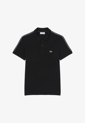 Schwarzes Poloshirt aus Baumwolle mit klassischem Kragen, drei Knöpfen und kontrastierenden Streifen auf den Schultern. Grünes Krokodil-Logo auf der Brust.