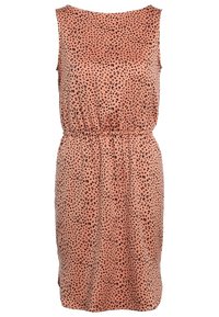 Vestido de coral sin mangas, a la altura de la rodilla, con un patrón de puntos irregulares negros y cinturilla elástica, exhibido sobre un fondo blanco sencillo.