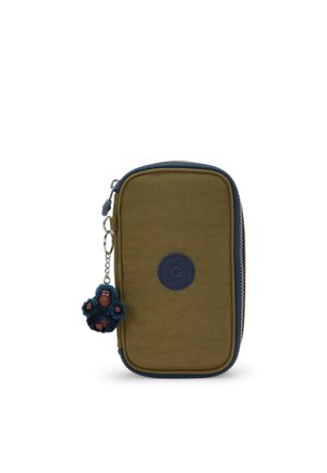 Oliwkowa saszetka na zamek z granatowymi akcentami. Posiada okrągłe logo oraz futerkowy brelok do kluczy w kolorze niebieskim i brązowym. Kształt prostokątny.