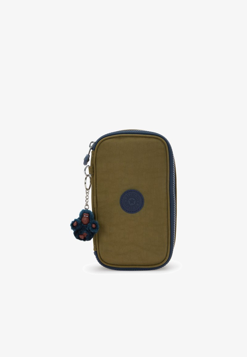 Olivgrünes Reißverschluss-Etui mit marineblauen Akzenten. Verfügt über ein rundes Logo und einen pelzigen Schlüsselanhänger in Blau und Braun. Rechteckige Form.