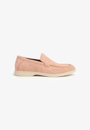 Wildleder Slipper in sanftem Pink mit abgerundeter Zehenpartie und gepolsterter Innensohle. Verfügt über eine schlichte Nahtdetail und eine hellfarbige Gummisohle.