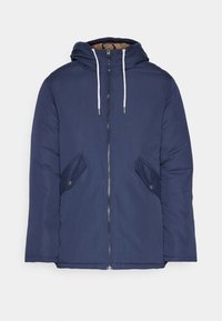 Giacca imbottita blu navy con chiusura a zip, cappuccio regolabile con cordoncino e due tasche laterali angolate con bottoni a pressione. Tessuto dalla superficie liscia.