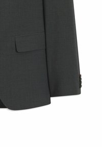 Manga de chaqueta de traje gris oscuro con un bolsillo de solapa y cuatro botones en el puño, mostrada sobre un fondo blanco.