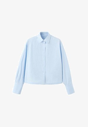 Camisa de manga larga color azul claro con botones y rayas verticales. Cuenta con cuello y puños abotonados, confeccionada en tela suave.