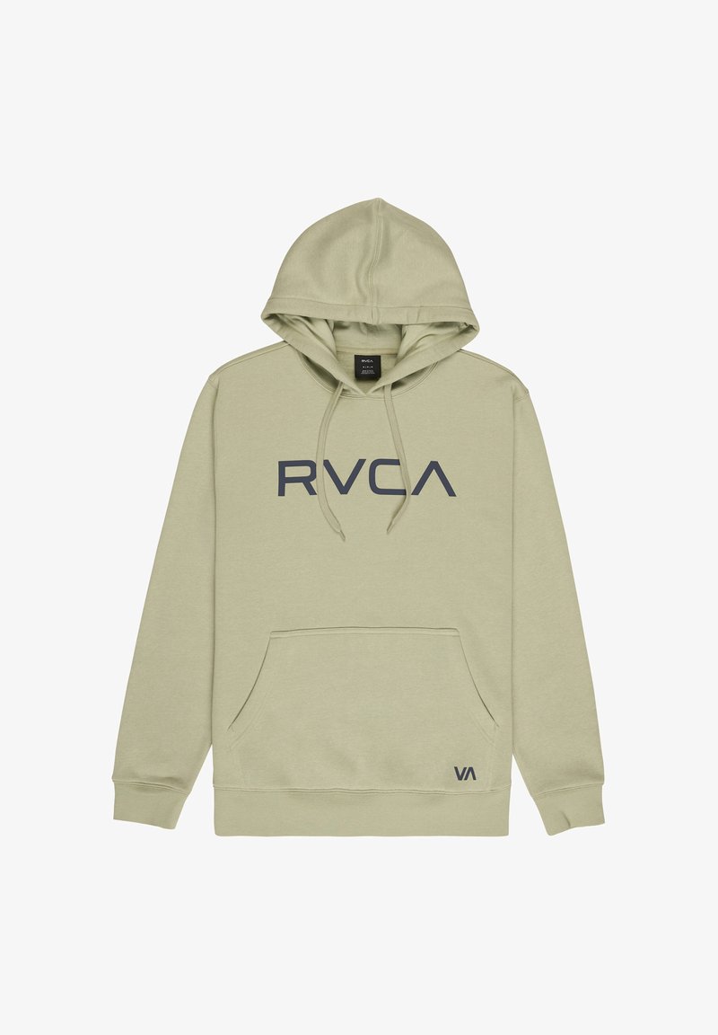 Olijfgroene hoodie met een kangoeroezak, verstelbare trekkoord en een groot donkerblauw "RVCA"-logo over de borst. Zachte stoftextuur.