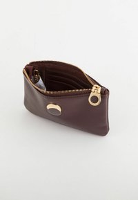 Cartera de cuero marrón con cremallera y detalle de botón dorados. Cuenta con múltiples ranuras para tarjetas en su interior y una textura suave.