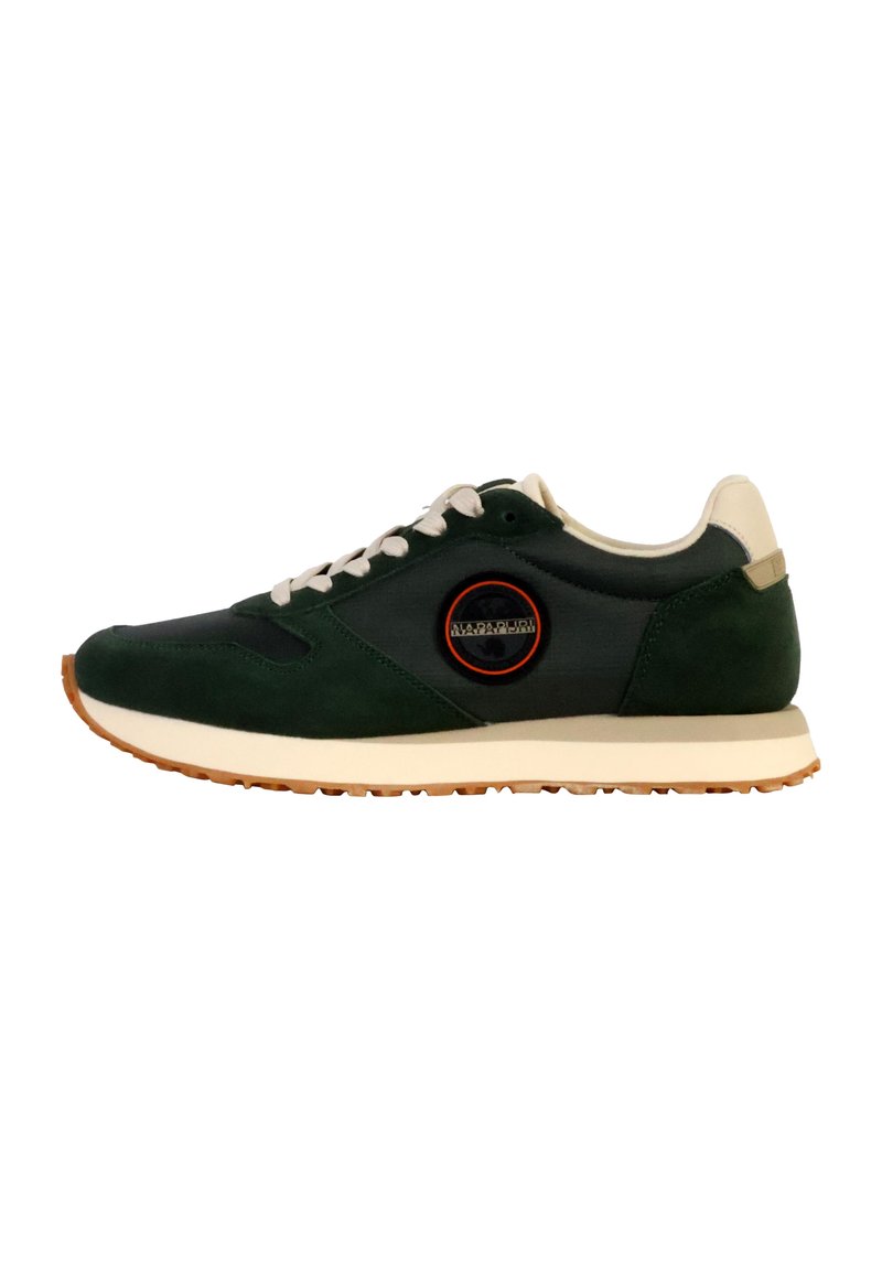 Zapatillas de deporte de ante verde y tela con una suela beige, que presentan un logo circular en naranja y negro en el lateral, y cordones blancos.