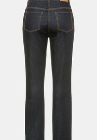 Tumman denimin farkkut, joissa on suora lahje, erottuvalla oranssilla ompelulla ja kahdella takataskulla. Kangas on sileä ja kestävä.