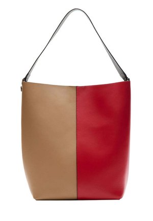 Sac à bandoulière en cuir bicolore avec design fendu verticalement ; moitié gauche beige, moitié droite rouge, équipé d’une seule sangle noire.
