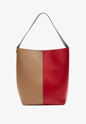 Sac à bandoulière en cuir bicolore avec design fendu verticalement ; moitié gauche beige, moitié droite rouge, équipé d’une seule sangle noire.