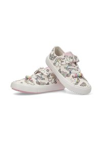 Zapatillas de lona blancas con estampado de unicornio y arcoíris, correa de velcro, detalles en rosa y suelas de goma texturizada.