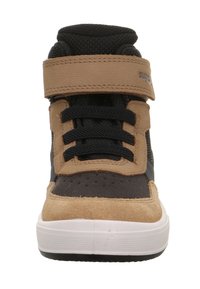 Półwysokie sneakersy z czarną siatkową cholewką, beżowymi zamszowymi akcentami, białą gumową podeszwą i zapięciem na rzep dla pewnego trzymania.