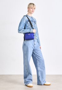 Tommy Jeans ARCHIVE CAMERA BAG - Bandolera - bright blue