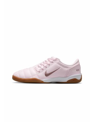 Chaussure de football indoor Nike rose clair avec semelle marron, logo Nike sur le côté, et texte "tiempo 90 iii" sur le talon.