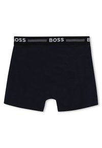 Námornícke modré boxerky vyrobené z mäkkého materiálu; majú čierny pás s bielym logom "BOSS" a jemným horizontálnym vzorom.