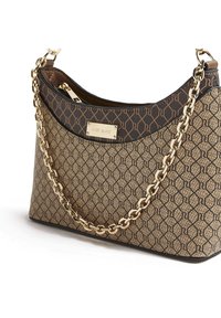 Hnědá kabelka se vzorem a zlatými detaily, s řetízkovým popruhem a hladkými černými akcenty, obdélníkového tvaru a s logem.