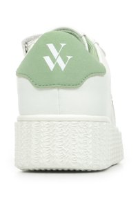 Sneaker bianco con suola testurizzata e contrafforte verde in suede, con logo. Materiale liscio e design minimale.